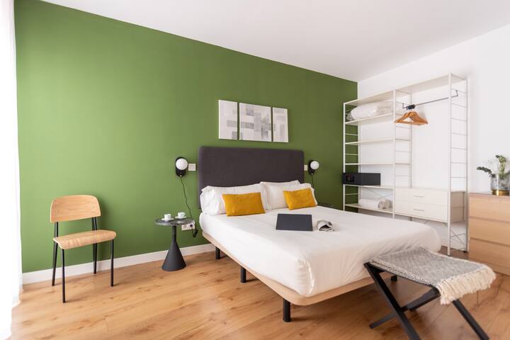 Calle Mayor, central, bright & spacious, AC, WiFi. gallery image 2