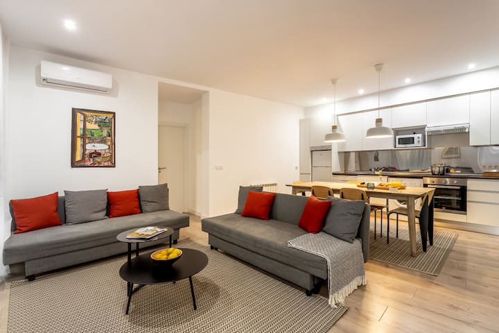 Calle Mayor, central, bright & spacious, AC, WiFi.