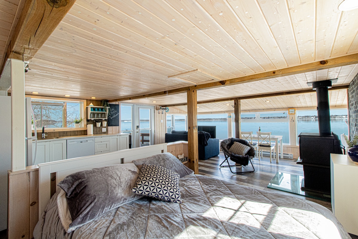 Dhomë gjumi e rehatshme me dritare të mëdha, perfekte për t 'u çlodhur dhe për të pushuar