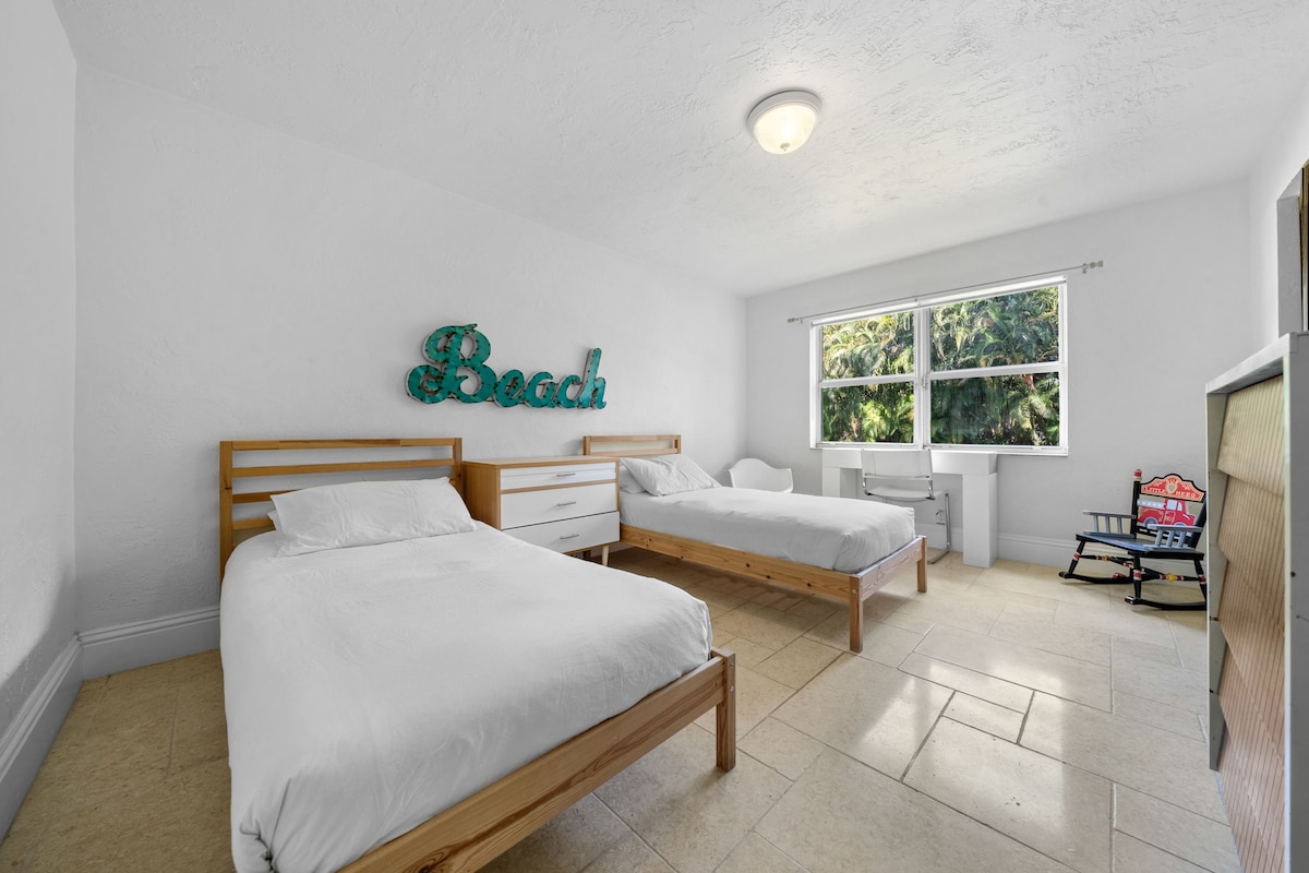 два двокреветни кревета со телевизор, работен простор и плакар