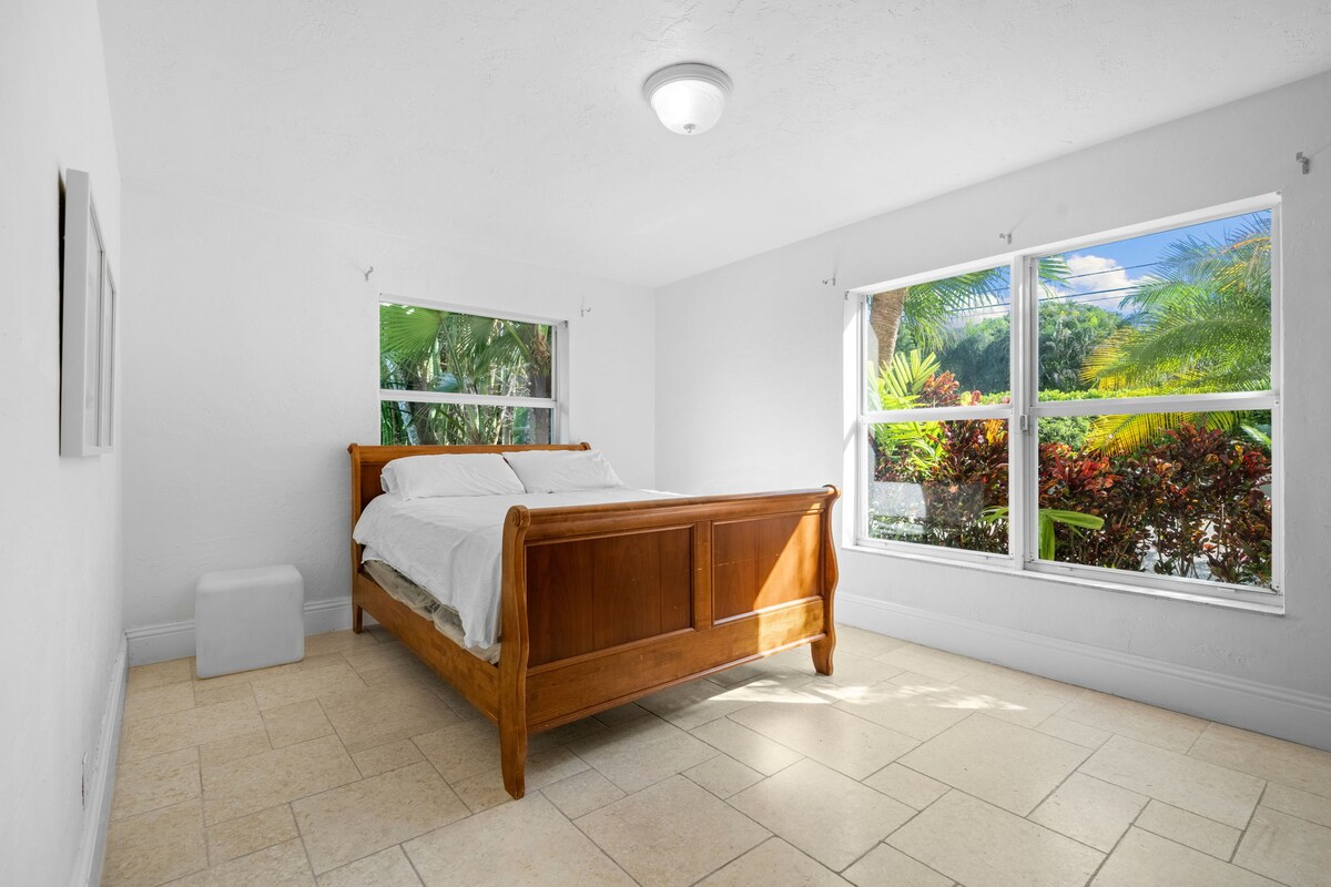 брачен кревет (широк 150-179 см) во собата има завеси и нијанси