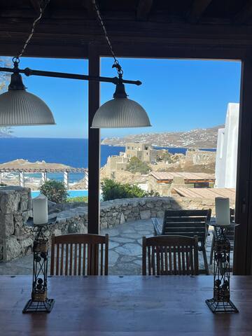 Luxurious Traditional Home gallery image 2