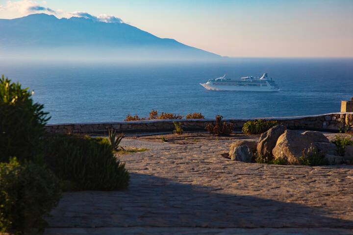 Luxurious Traditional Home gallery image 3