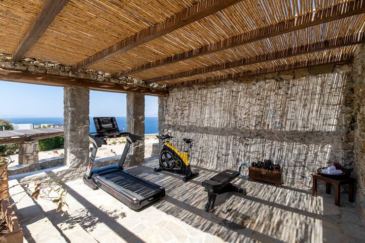 Luxurious Traditional Home gallery image 5