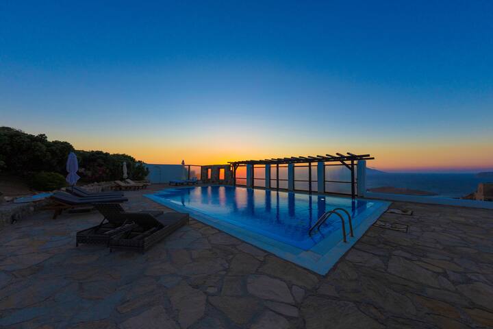 Luxurious Traditional Home gallery image 4