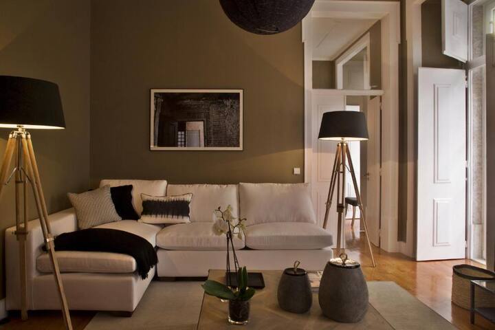 NEW! Downtown Apt Premium T2 | LIFT by LFS gallery image 4