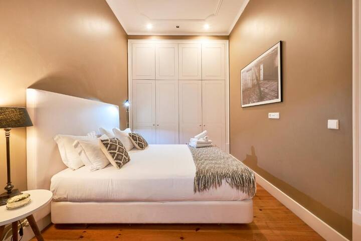 NEW! Downtown Apt Premium T2 | LIFT by LFS gallery image 5