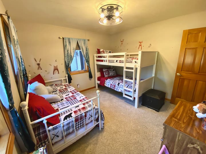 ¡A los niños les encanta este espacio! El sofá cama tiene una cama nido doble debajo.  Así que un total de 4 camas individuales