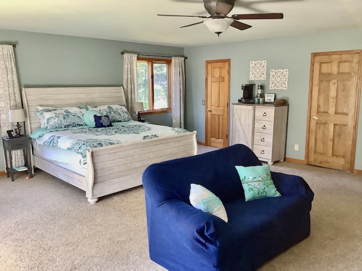 ¡La enorme suite principal con cama king se siente como si fuera tu propia escapada privada!
Lo suficientemente grande como para alojar a una familia de 4 personas. Colchones individuales adicionales disponibles disponibles.