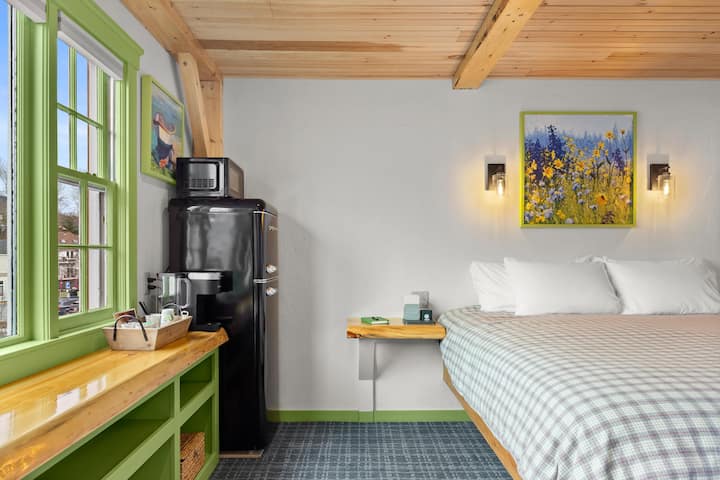 Mount Battie Room: Downtown Camden Hotel - Camden, ME