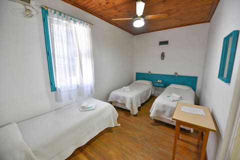 Habitación Triple con 3 camas simples y desayuno