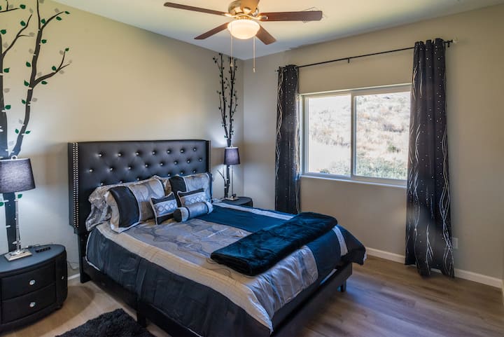 Chambre avec lit Queen Size. Les rideaux occultants. Les tables de nuit ont des stations de recharge usb.