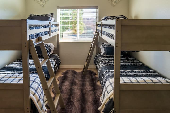 Chambre avec lits jumeaux superposés.