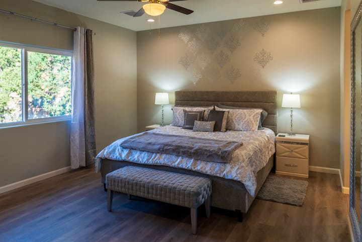 Suite propriétaire avec lit king size. Les stands de nuit ont des ports usb intégrés pour les appareils de recharge. 