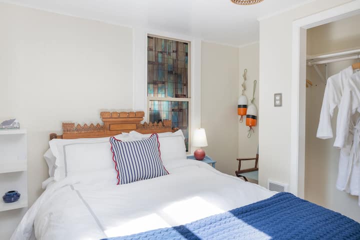 ההולנדי המעופף: חדר שינה בקומת הקרקע עם מיטת קווין סייז ומצעים יוקרתיים 