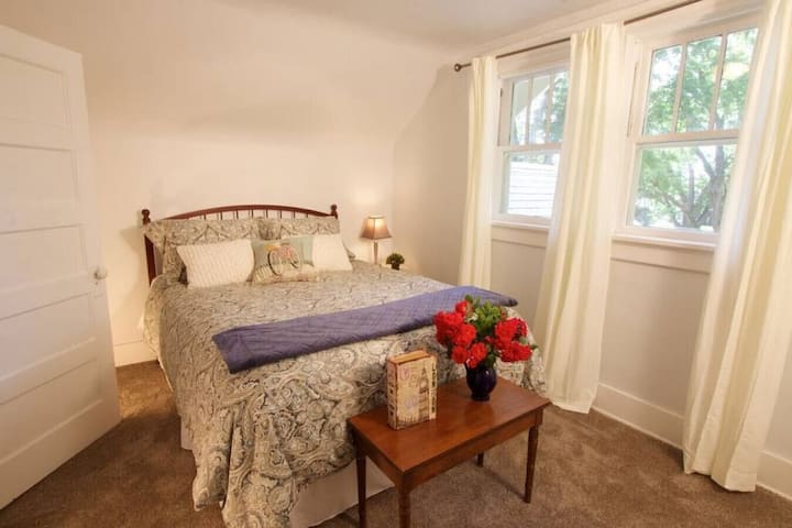 Bedroom 4 with queen size bed.