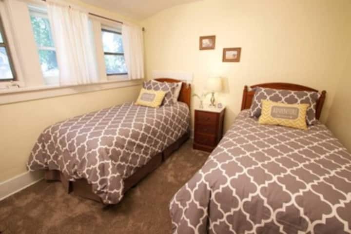 Bedroom 5 with two twin beds.