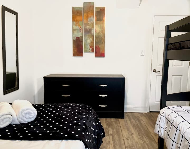 2. spavaća soba:  1 ormar u punoj veličini i 1 komoda pune veličine