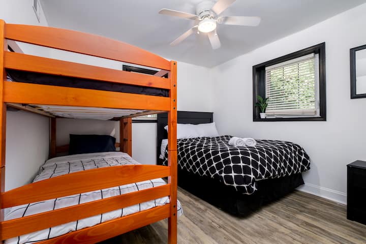 1. spavaća soba: bračni krevet (širine 150-179 cm) i krevet na kat