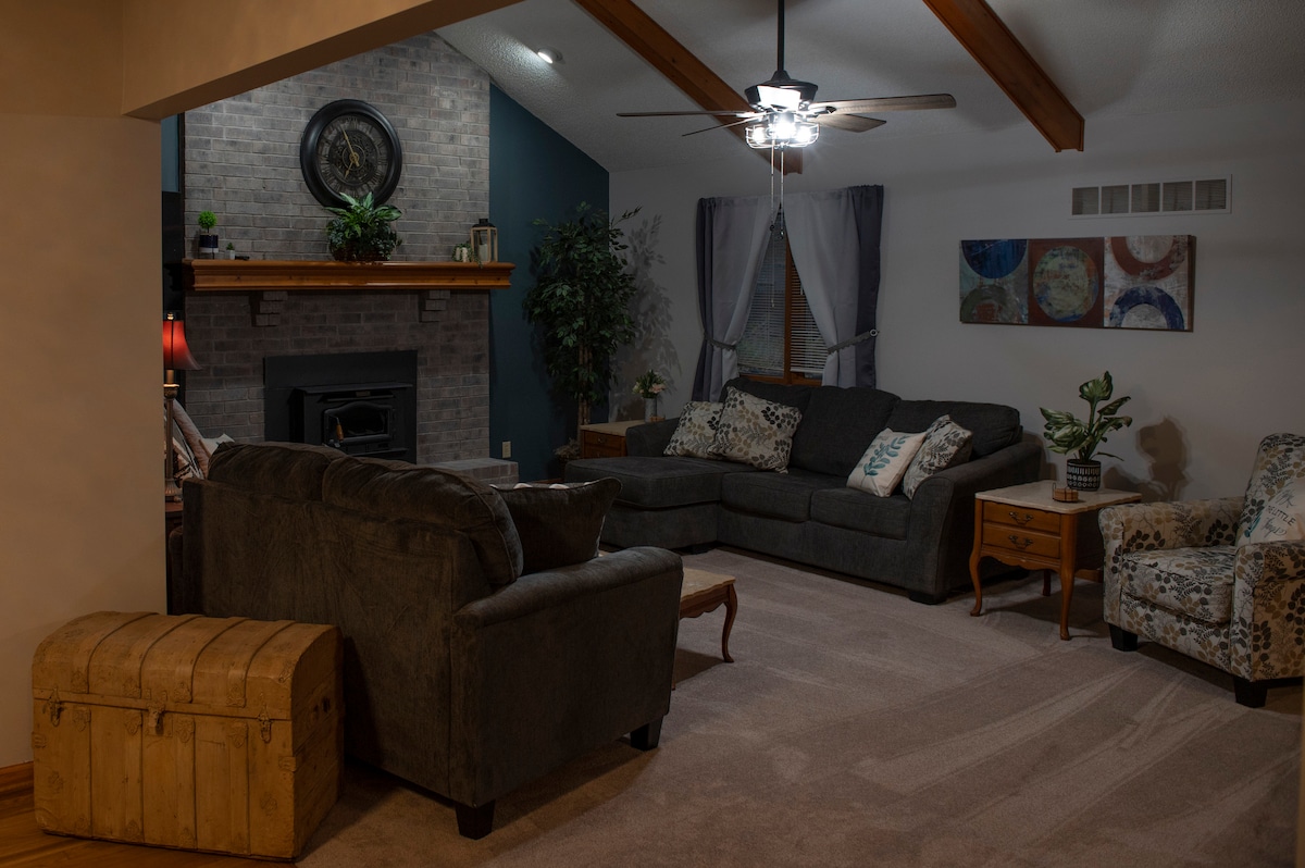 Sehemu ya Sebule inayoangalia kutoka jikoni