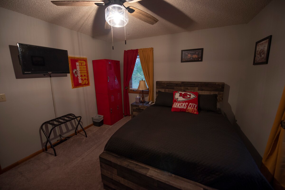 Chumba cha kulala chenye mada ya Chiefs Kingdom kilicho na kitanda cha Queen