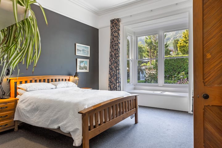 Დიდი მთავარი საძინებელი ვარდების ბაღისა და მიმდებარე გორაკების ხედებით. Მზიანი და ჩრდილოეთისკენ მიმართული.