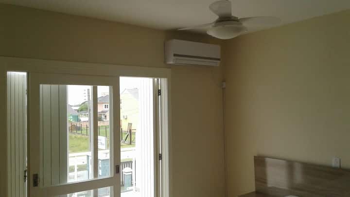 Quarto com fan de teto and ar-c conditioning.