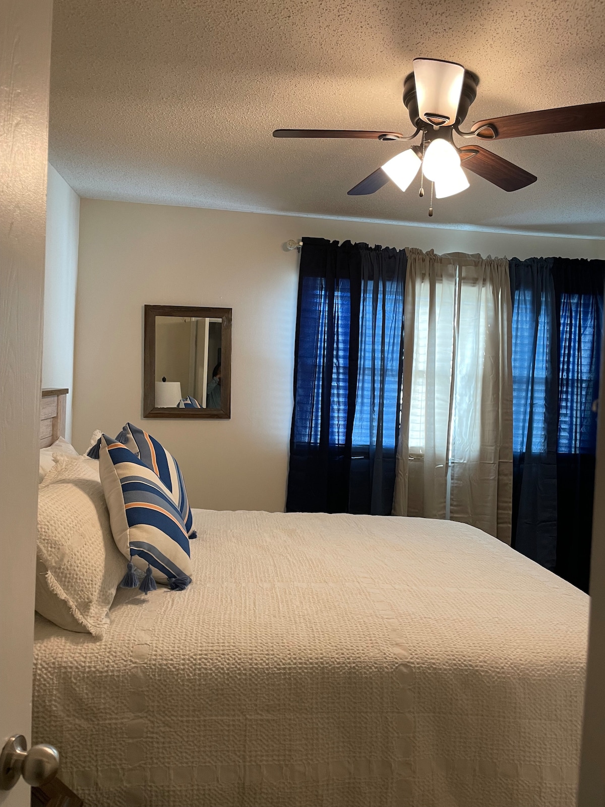 标准双人床、全新床垫和床。 请务必使用埃及棉650线床单，让房客放松。