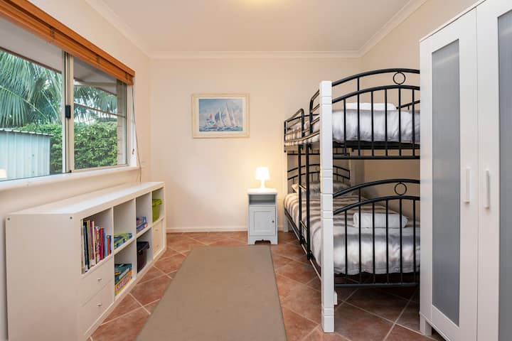 Chumba cha watoto cha Bunk na midoli na vitabu