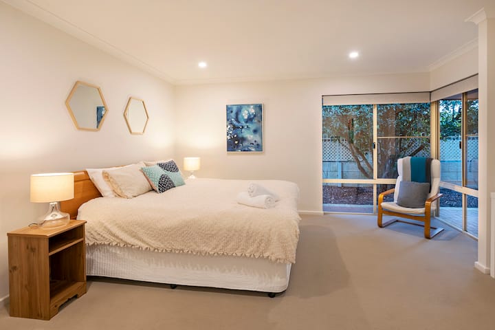 Chumba cha kulala cha Mwalimu: chumba kikubwa na kitanda cha Mfalme 