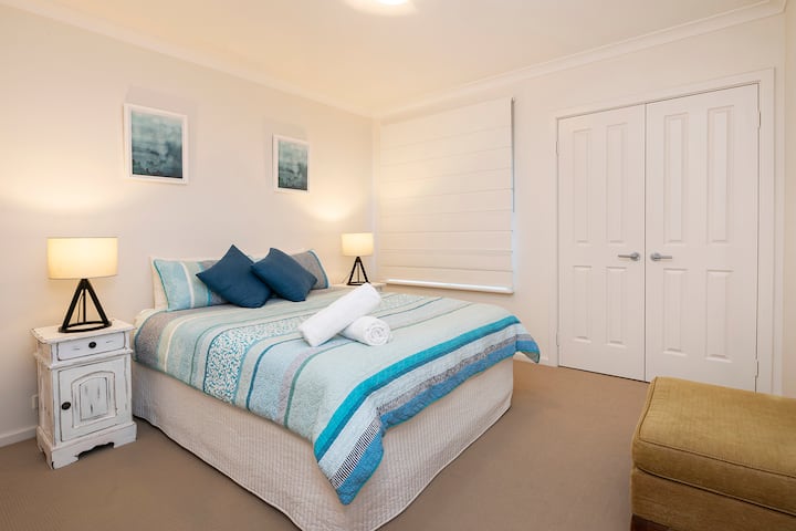 Kitanda cha malkia cha starehe katika Nyumba ya Likizo ya Quindalup 