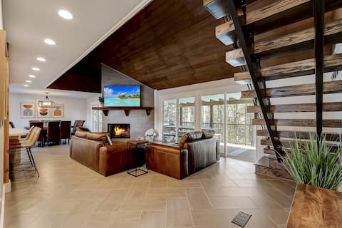 Modern Luxury Lakehouse w/ Private Dock on Lanier