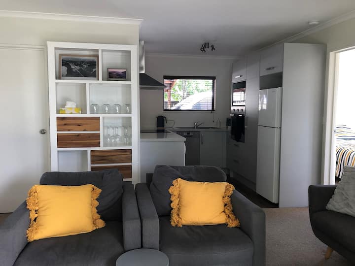 Sunny Escape In Old Cromwell - Bannockburn