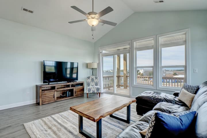 Pet Friendly 3 Bedroom Home - Steps To The Beach! - Surf City, NC