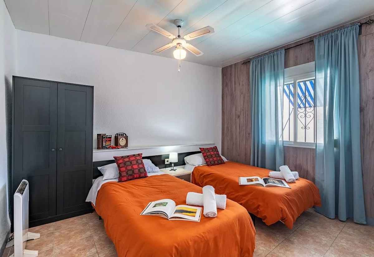 ห้อง "Invierno" พร้อมเตียงแฝด 2 เตียงและห้องน้ำส่วนตัว หน้าต่างมี grjas เหมาะสำหรับผู้เยาว์ นอกจากนี้ยังมีเตียงสองชั้นเสริม