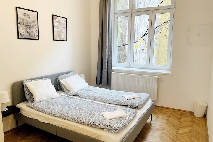 Habitación #2: una habitación muy acogedora con una cómoda cama doble, un armario de ropa y perchas, y una vista al tranquilo patio. 