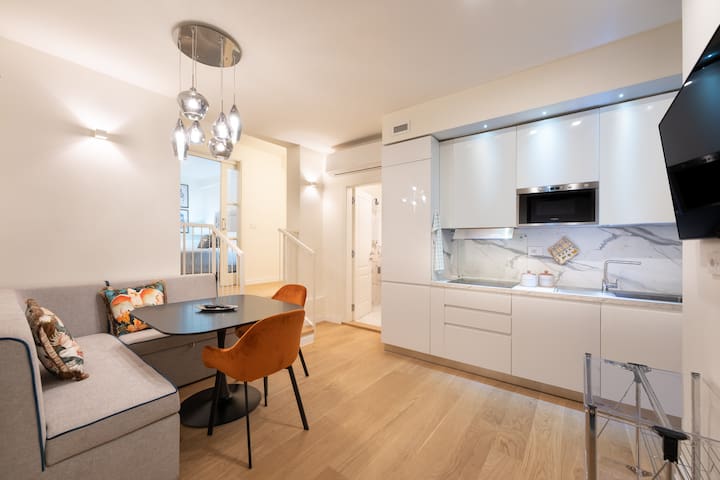 Duomo Apartment – 2BDR 2BTH – 1 minutes from Duomo