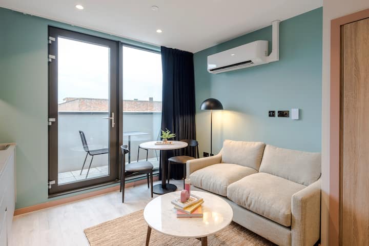 Milton Keynes | Studio With Balcony (Sleeps 4) - Milton Keynes