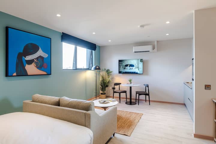 Milton Keynes | Studio With Double Sofa Bed - Milton Keynes