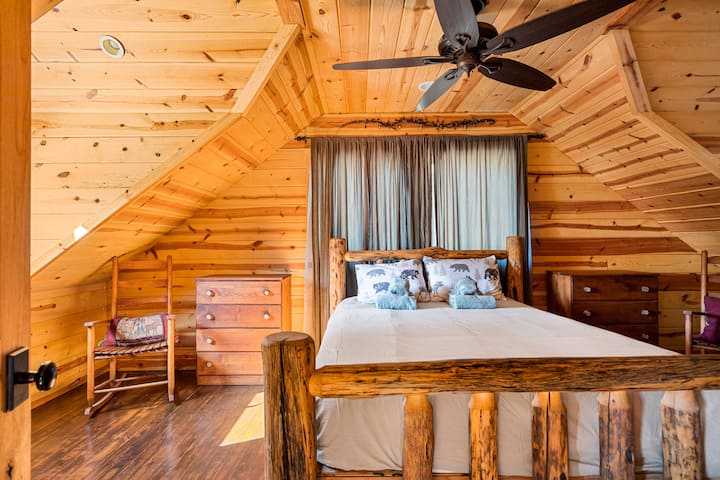 Big Bear Lake Retreat нуди брачен кревет (широк 150-179 см) во првата спална соба, кревет од трупци со многу простор за шкафови и главна спална соба која води во поткровјето.
