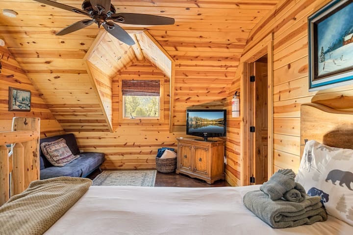 Big Bear Lake Retreat нуди спална соба 2 со простран простор на поткровјето, со брачен кревет (широк 150-179 см), кауч за спиење, кревет на поткровје и кауч за игри, телевизор или како дополнителен кревет.

