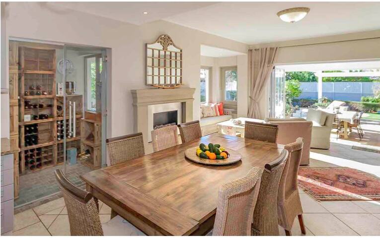 Beautiful 5-Bedroom Villa Bishopscourt Claremont gallery image 4