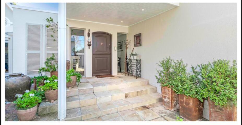 Beautiful 5-Bedroom Villa Bishopscourt Claremont gallery image 5