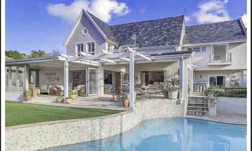 Beautiful 5-Bedroom Villa Bishopscourt Claremont