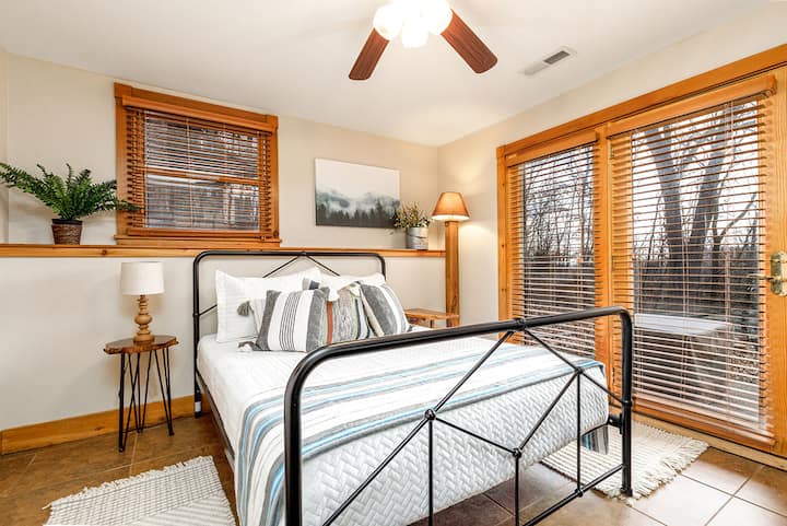 3号卧室配有标准双人床和露台门！