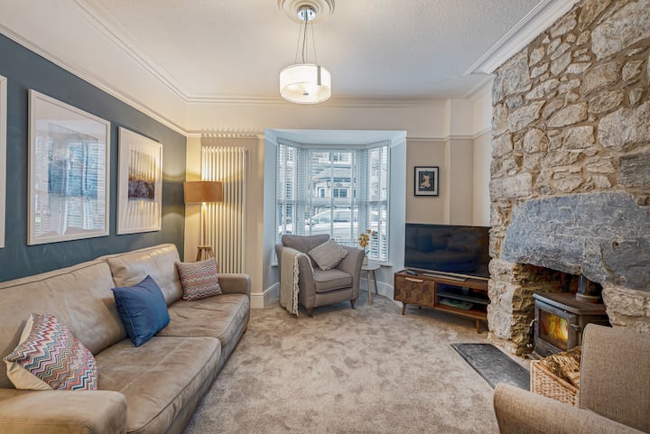 Central Victorian Townhouse | Woodburner & Parking - Dolgellau