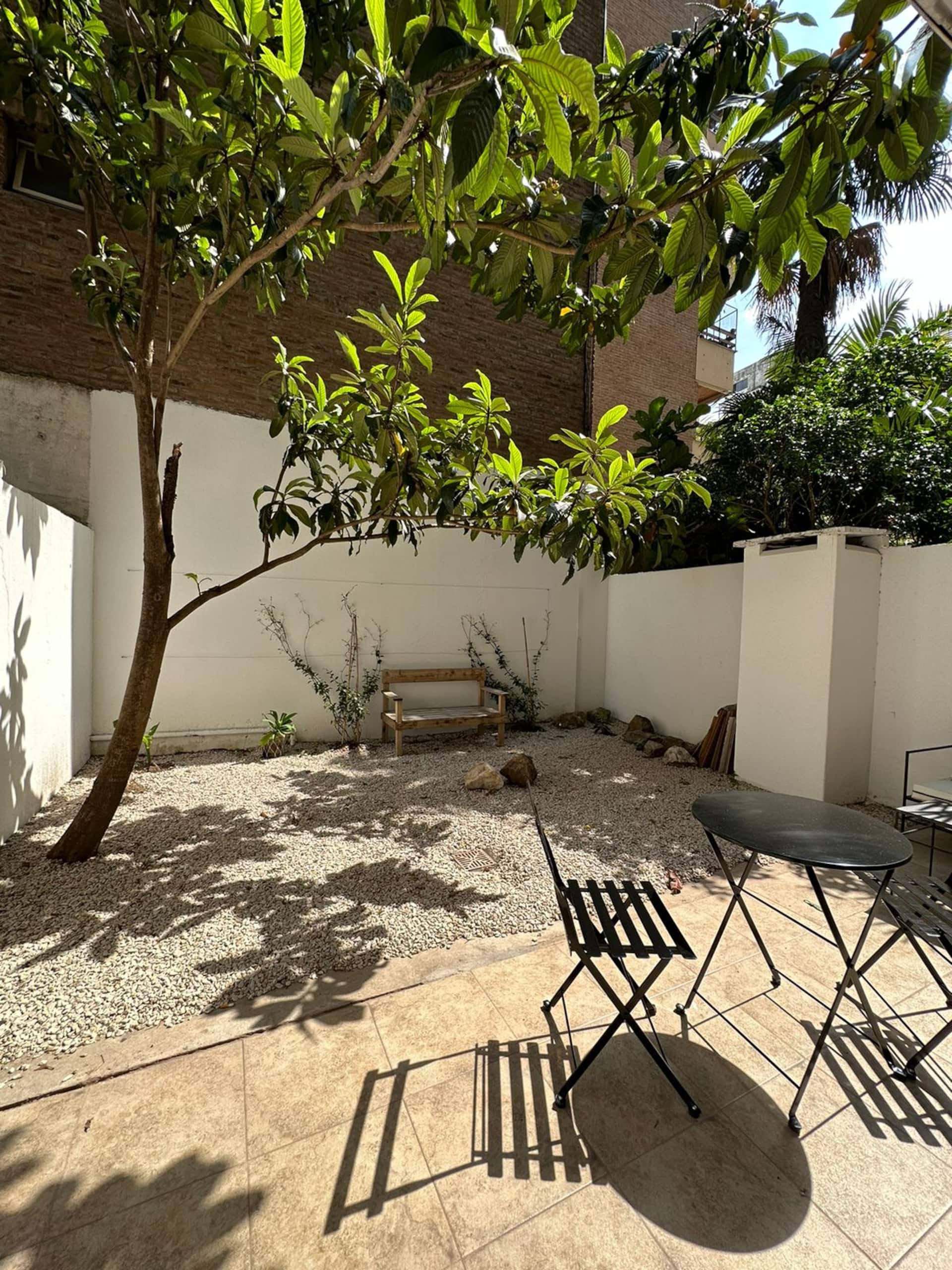 Studio apartment with private patio in Colegiales