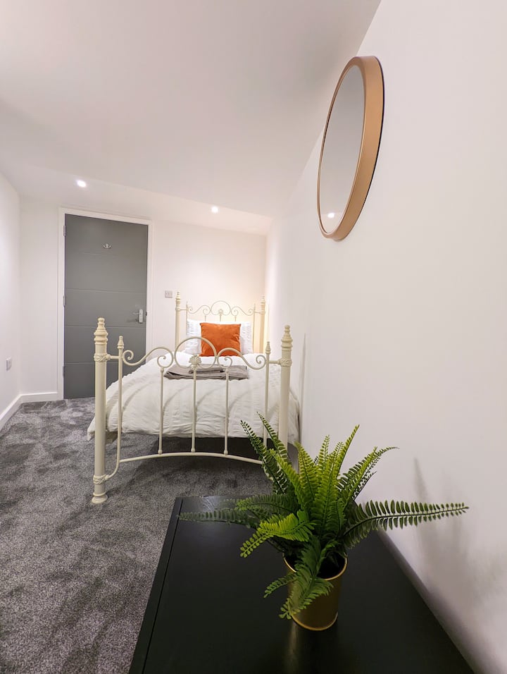 غرفة نوم 3

2 سرير واحد في الطابق الأرضي السفلي.  يرجى ملاحظة أن غرفة النوم الفسيحة هذه لا تحتوي على إضاءة طبيعية.