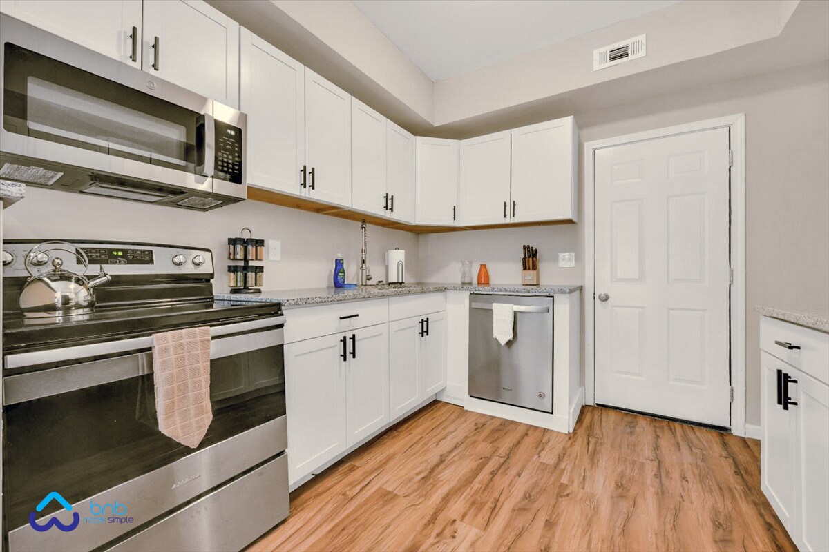 Popular Airbnb listing: 6BR Duplex Group Stay Near Benz in Ashview Heights