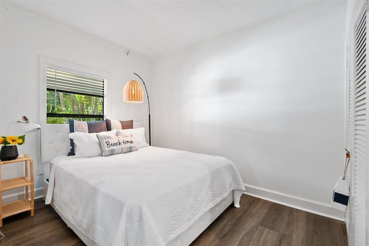 غرفة نوم مع خزانة واسعة وتخزين تحت السرير.